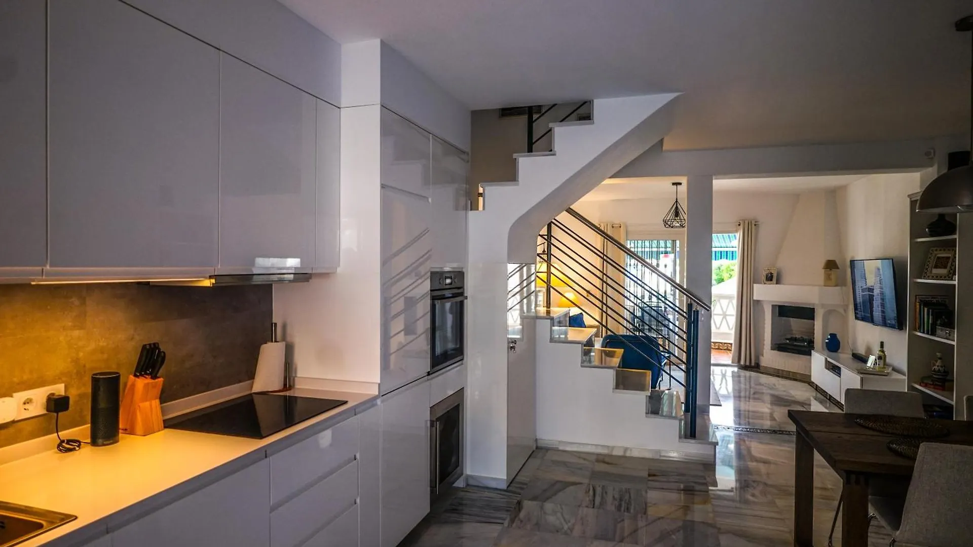 Renovated Townhouse - Sea View - Walk To Beach 0*, Sitio de Calahonda