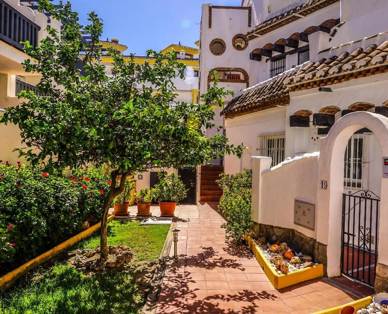 Renovated Townhouse - Sea View - Walk To Beach