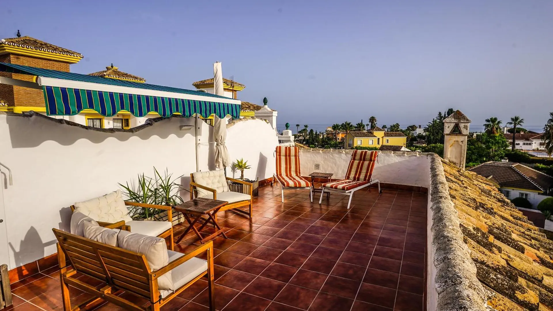 Renovated Townhouse - Sea View - Walk To Beach Semesterbostad